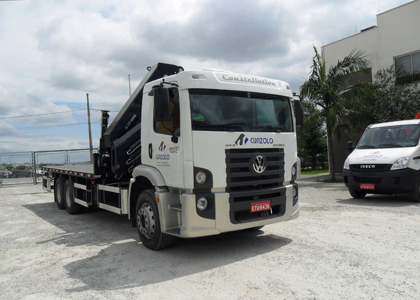 O Guindaste Articulado - HIAB XS 377 � comandado por controle remoto sem fio, facilitando a opera��o. Equipamento de utiliza��o ideal dentro de f�bricas e obras civis e industriais, por ter uma boa capacidade de carga de i�amento e transporte.
