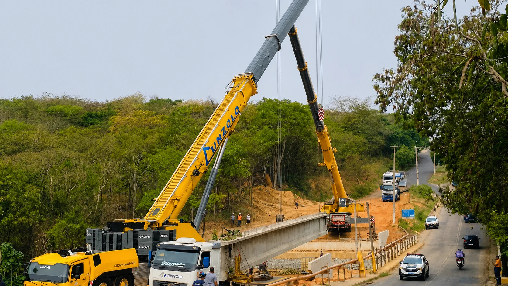 Guindaste Grove de 450 toneladas em içamento de viga de ponte