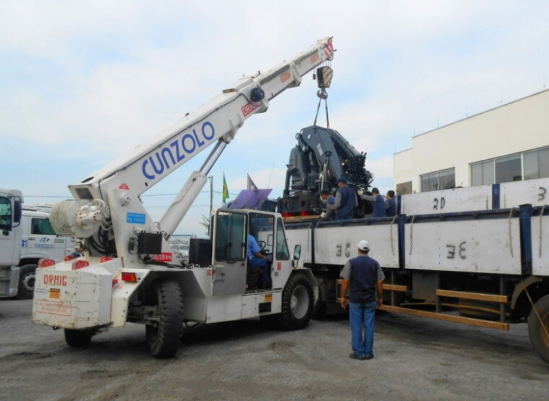 Guindaste Industrial Ormig 20/25 TM � o equipamento ideal para remo��es industriais e movimenta��o de cargas. Possui eixos direcionais traseiros e se locomove com a carga i�ada (suspensa) sobre pneus.