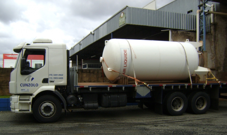 O caminhão Truck para transporte de cargas pesadas tem 3 eixos e uma capacidade total técnica de 14 toneladas.
