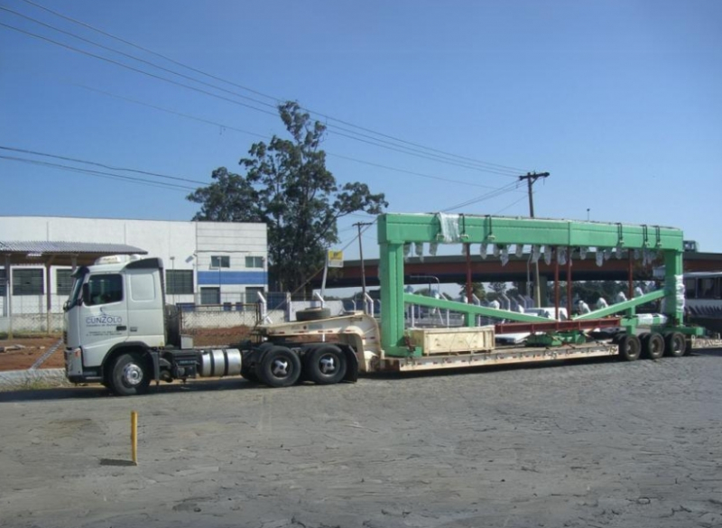 A prancha semirreboque Carrega Tudo Lagartixa pode realizar o transporte de cargas pesadas de grande porte, com altura de 3,80 metros, sem a necessidade de autoriza��o especial. � indicada para remo��es industriais de itens como silos, turbinas, transformadores e outros. O grande diferencial � a altura da caixa de carga com somente 0,60m.