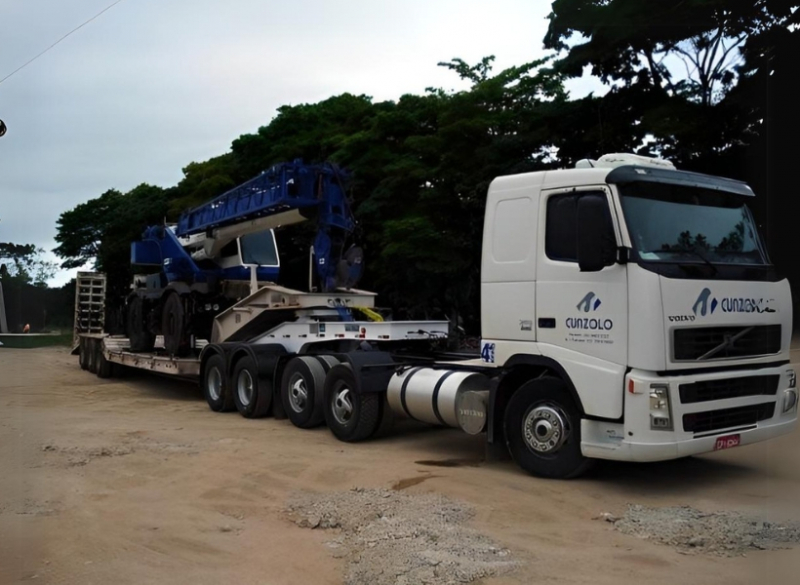A Prancha Rebaixada 3 eixos para transporte de cargas pesadas � indicada para carregamento e transporte de pe�as de grandes dimens�es em altura, ou seja, pe�as indivis�veis. Sua plataforma est� a apenas 0,86 metros de dist�ncia do ch�o.