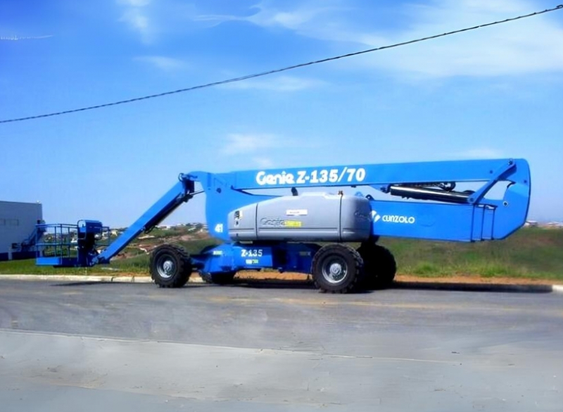 Plataforma com Lança Articulada Genie Z135/70 para Alugar