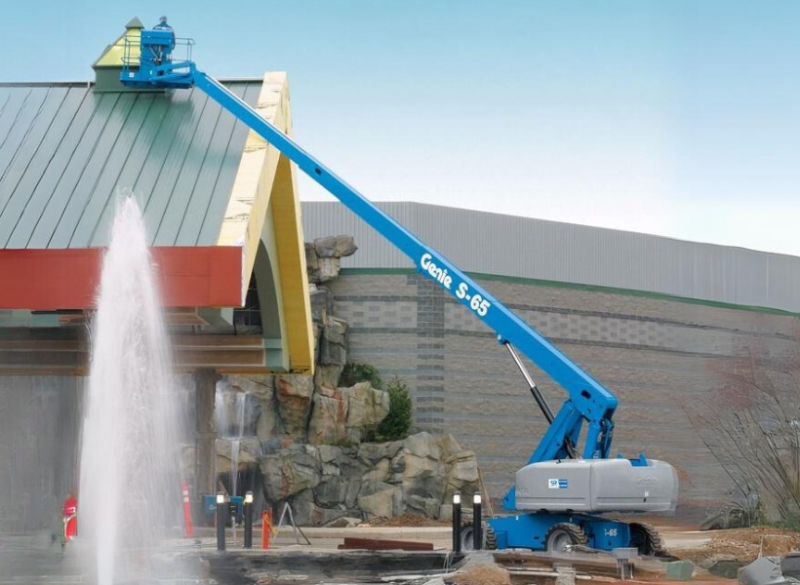 Plataforma Elevatória com lança telescópica Genie S65 para