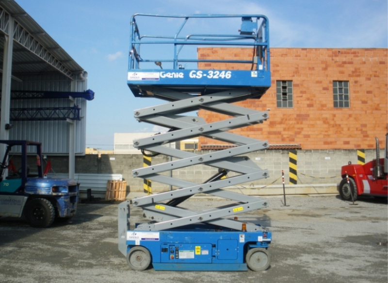 A Plataforma Tipo Tesoura (Pantogr�fica) JLG GS3246 � uma PTA compacta ideal para ambientes externos e internos que possui raio de giro menor para garantir maior manobrabilidade.