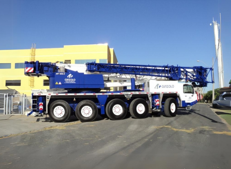 O Guindaste Tadano ATF130 � utilizado para diversas situa��es, desde montagem de estruturas met�licas at� montagem de usinas. Devido aos eixos direcionais e suspens�o pneum�tica, possui grande versatilidade de acesso �s curvas. 
