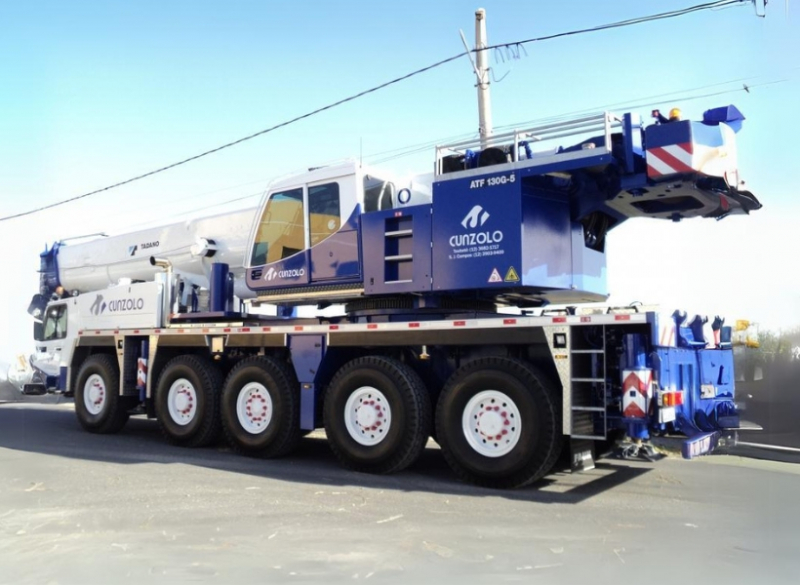 O Guindaste Tadano ATF130 � utilizado para diversas situa��es, desde montagem de estruturas met�licas at� montagem de usinas. Devido aos eixos direcionais e suspens�o pneum�tica, possui grande versatilidade de acesso �s curvas. 