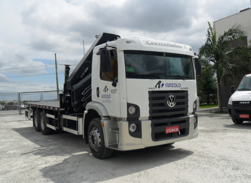 Guindaste Articulado - HIAB XS 377 EP-5 HiPro O Guindaste Articulado - HIAB XS 377 é comandado por controle remoto sem fio, facilitando a operação. Equipamento de utilização ideal dentro de fábricas e obras civis e industriais, por ter uma boa capacidade de carga de içamento e transporte.