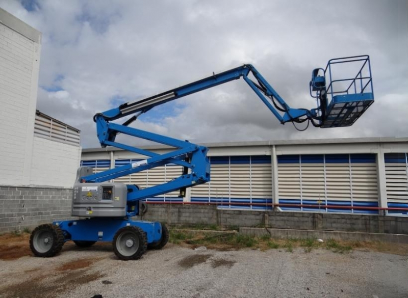 Plataforma Articulada Genie Z60 - trabalhos até 20 metros acima do solo A Genie Z60 é capaz de trabalhar em terrenos acidentados e ser utilizada para manutenções industriais, construções e muito mais. Ela possui alta velocidade de elevação - chega a 20,16 metros em apenas 100 segundos de trabalho.