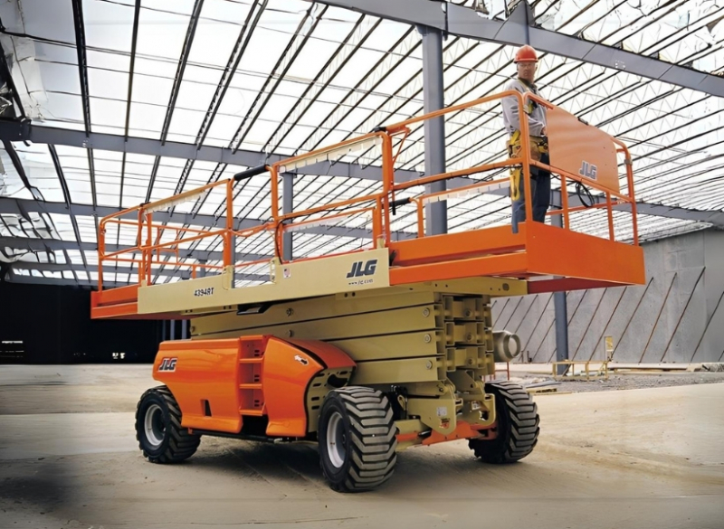 A plataforma a�rea (PTA/ PEMT) JLG 4394 RT � uma escolha segura para trabalhos mais eficientes com capacidade de carga aumentada. Os modelos RT podem elevar mais pessoas e materiais na plataforma, com capacidade m�xima de 680 kg.