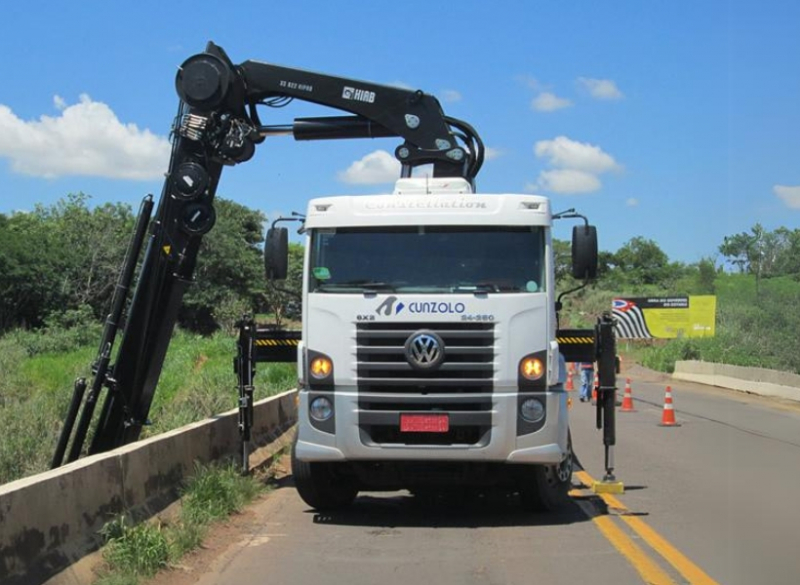 Guindaste Articulado - HIAB XS 622 E-6 HiPro JIB 150x-4 O Guindaste Articulado - HIAB XS 622 possui carroceria para transporte de 6,45 metros de comprimento e 2,4 metros de largura e capacidade de transporte de 8.550 kg. Possui lança auxiliar JIB, o que permite o içamento de peças em grandes distâncias.
