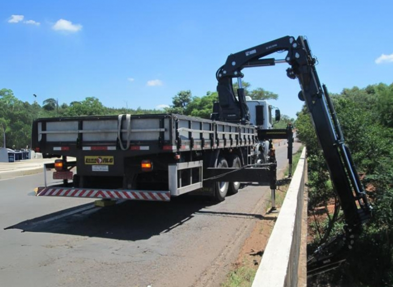 Guindaste Articulado - HIAB XS 622 E-6 HiPro JIB 150x-4 O Guindaste Articulado - HIAB XS 622 possui carroceria para transporte de 6,45 metros de comprimento e 2,4 metros de largura e capacidade de transporte de 8.550 kg. Possui lança auxiliar JIB, o que permite o içamento de peças em grandes distâncias.