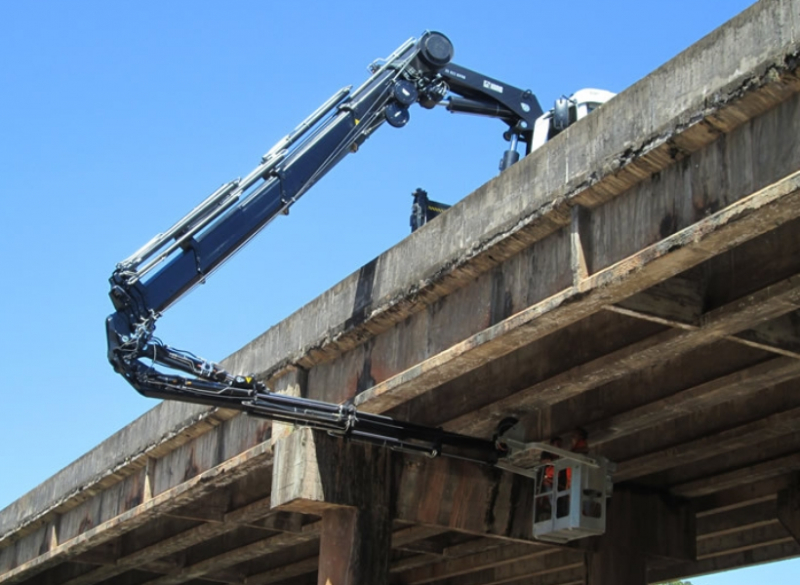 Guindaste Articulado - HIAB XS 622 E-6 HiPro JIB 150x-4 O Guindaste Articulado - HIAB XS 622 possui carroceria para transporte de 6,45 metros de comprimento e 2,4 metros de largura e capacidade de transporte de 8.550 kg. Possui lança auxiliar JIB, o que permite o içamento de peças em grandes distâncias.