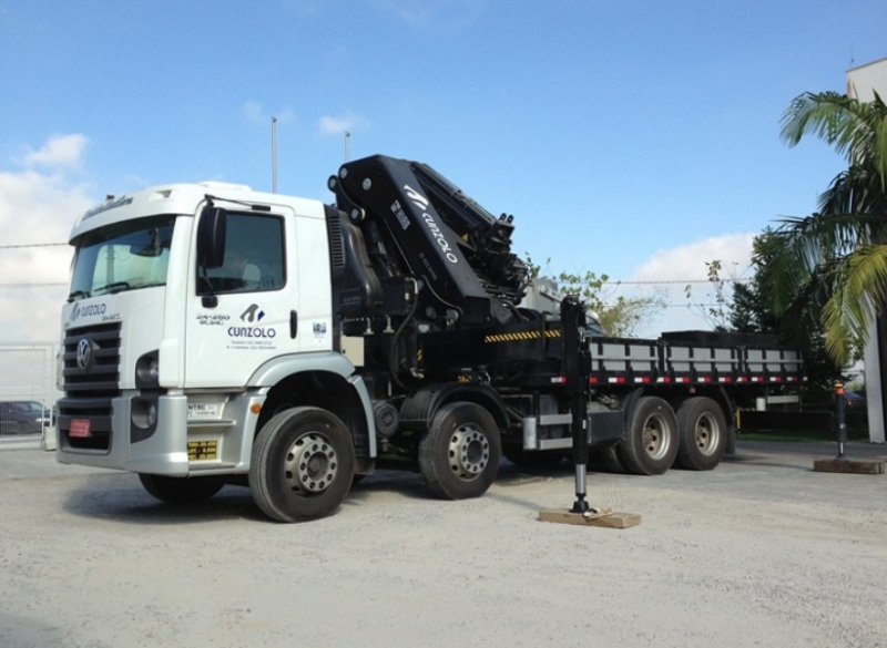 Guindaste Articulado - HIAB XS 622 E-6 HiPro JIB 150x-4 O Guindaste Articulado - HIAB XS 622 possui carroceria para transporte de 6,45 metros de comprimento e 2,4 metros de largura e capacidade de transporte de 8.550 kg. Possui lança auxiliar JIB, o que permite o içamento de peças em grandes distâncias.