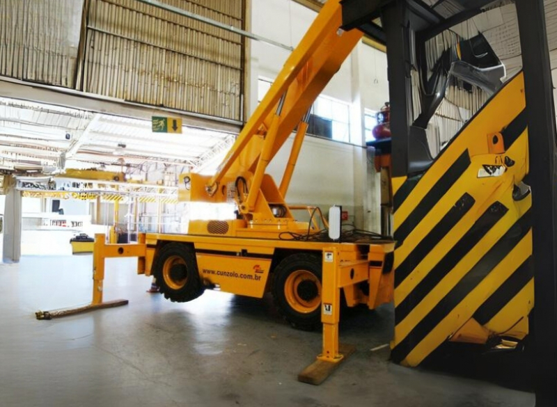 O Guindaste industrial Broderson IC 250 � ideal para i�amento de pe�as que requerem uma alta performance em locais de dif�cil acesso ou restritos. 