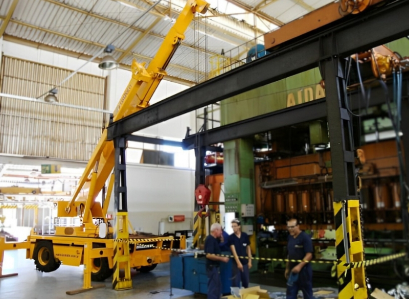 O Guindaste industrial Broderson IC 250 � ideal para i�amento de pe�as que requerem uma alta performance em locais de dif�cil acesso ou restritos. 