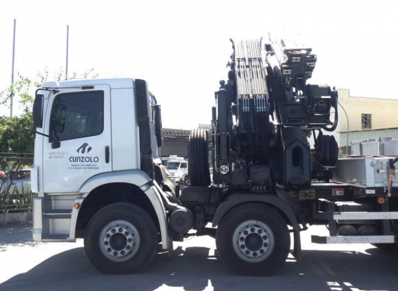 O Guindaste Articulado Hiab XS 855 (Guindauto) possui capacidade de i�amento de 22.000 kg a 3 metros. Equipamento para transporte de carga de at� 5.670 kg, carroceria com 4,95 metros de comprimento e 2,4 metros de largura �til. 