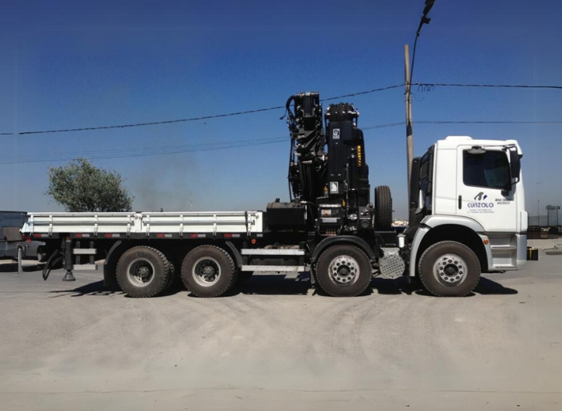O Guindaste Articulado Hiab XS 855 (Guindauto) possui capacidade de i�amento de 22.000 kg a 3 metros. Equipamento para transporte de carga de at� 5.670 kg, carroceria com 4,95 metros de comprimento e 2,4 metros de largura �til. 