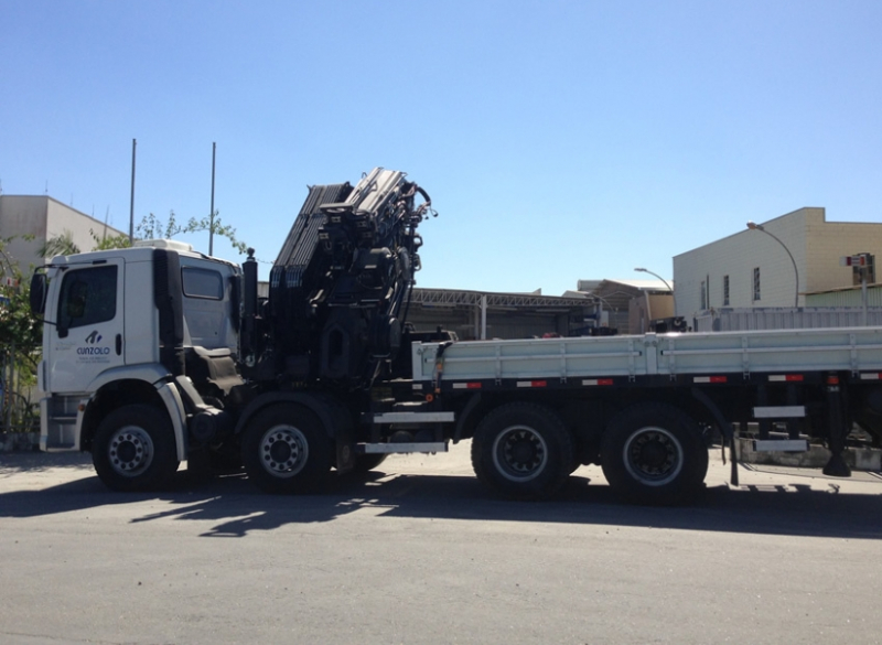 O Guindaste Articulado Hiab XS 855 (Guindauto) possui capacidade de i�amento de 22.000 kg a 3 metros. Equipamento para transporte de carga de at� 5.670 kg, carroceria com 4,95 metros de comprimento e 2,4 metros de largura �til. 