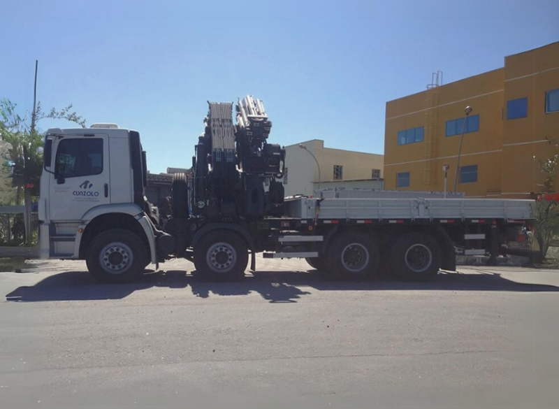 O Guindaste Articulado Hiab XS 855 (Guindauto) possui capacidade de i�amento de 22.000 kg a 3 metros. Equipamento para transporte de carga de at� 5.670 kg, carroceria com 4,95 metros de comprimento e 2,4 metros de largura �til. 