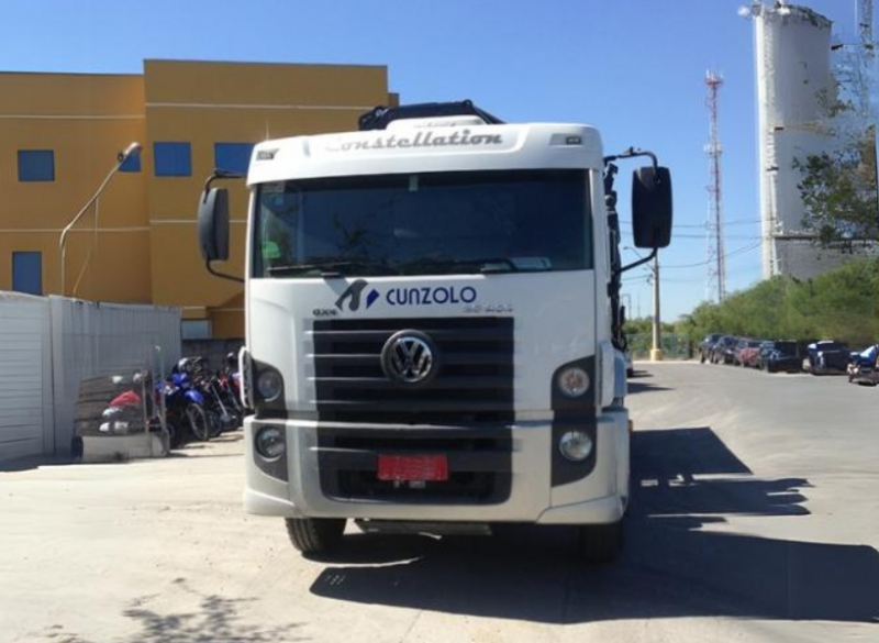 O Guindaste Articulado Hiab XS 855 (Guindauto) possui capacidade de i�amento de 22.000 kg a 3 metros. Equipamento para transporte de carga de at� 5.670 kg, carroceria com 4,95 metros de comprimento e 2,4 metros de largura �til. 