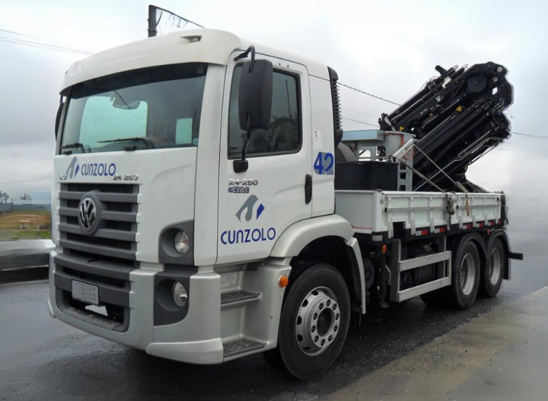 O Guindaste Articulado HIAB 377 (Guindauto) e o modelo com JIB HIAB XS 377 E-5 HIPRO JIB 75 X-4 s�o ideais para trabalhos em ambientes restritos e com interfer�ncias que exijam capacidade de i�amento. 