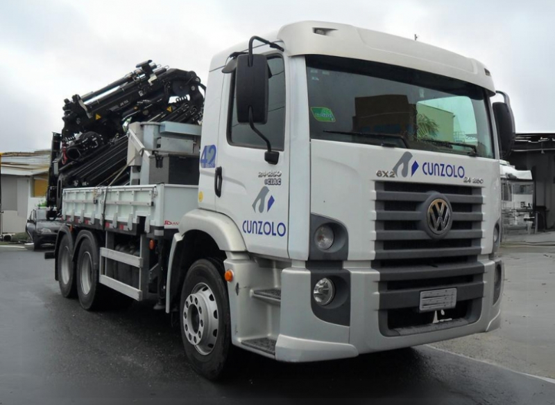 O Guindaste Articulado HIAB 377 (Guindauto) e o modelo com JIB HIAB XS 377 E-5 HIPRO JIB 75 X-4 s�o ideais para trabalhos em ambientes restritos e com interfer�ncias que exijam capacidade de i�amento. 