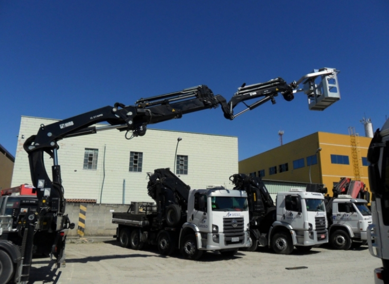 O Guindaste Articulado HIAB 377 (Guindauto) e o modelo com JIB HIAB XS 377 E-5 HIPRO JIB 75 X-4 s�o ideais para trabalhos em ambientes restritos e com interfer�ncias que exijam capacidade de i�amento. 