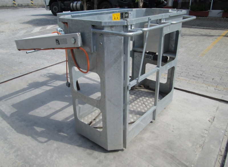 O Guindaste Articulado HIAB 377 (Guindauto) e o modelo com JIB HIAB XS 377 E-5 HIPRO JIB 75 X-4 s�o ideais para trabalhos em ambientes restritos e com interfer�ncias que exijam capacidade de i�amento. 