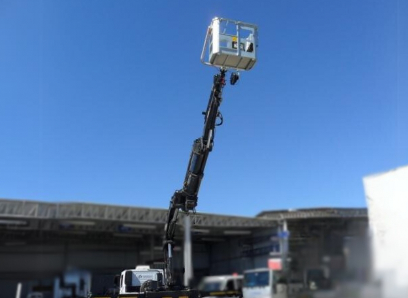 O Guindaste Articulado HIAB 377 (Guindauto) e o modelo com JIB HIAB XS 377 E-5 HIPRO JIB 75 X-4 s�o ideais para trabalhos em ambientes restritos e com interfer�ncias que exijam capacidade de i�amento. 