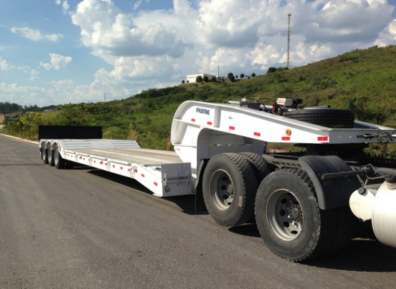 A Prancha 3 eixos com pesco�o remov�vel � indicada para casos em que � necess�rio elevar e baixar a plataforma de cargas e tamb�m o pesco�o remov�vel. Ela � utilizada em opera��es de transporte de cargas pesadas em que � preciso um �ngulo de subida suave. Conta com suspens�o pneum�tica.