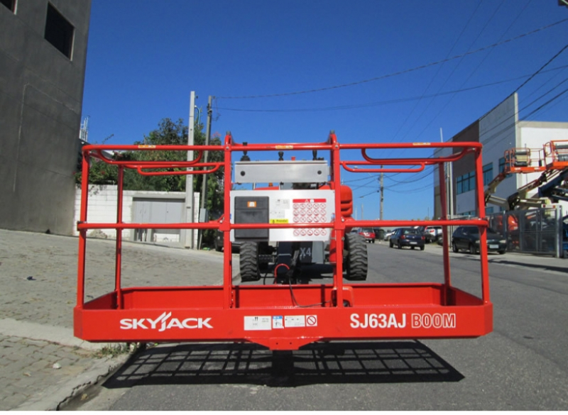 A Skyjack SJ 63AJ � uma plataforma elevat�ria com lan�a articulada que possui 360� de rota��o cont�nua da torre e capacidade de subida de 45%. � uma plataforma articulada muito segura pois possui controle de leitura de deslocamento, dire��o sens�vel e alarme para qualquer movimenta��o. Sua capacidade total de eleva��o � 227 kg com grande manobrabilidade da lan�a articulada.