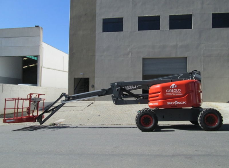 A Skyjack SJ 63AJ � uma plataforma elevat�ria com lan�a articulada que possui 360� de rota��o cont�nua da torre e capacidade de subida de 45%. � uma plataforma articulada muito segura pois possui controle de leitura de deslocamento, dire��o sens�vel e alarme para qualquer movimenta��o. Sua capacidade total de eleva��o � 227 kg com grande manobrabilidade da lan�a articulada.