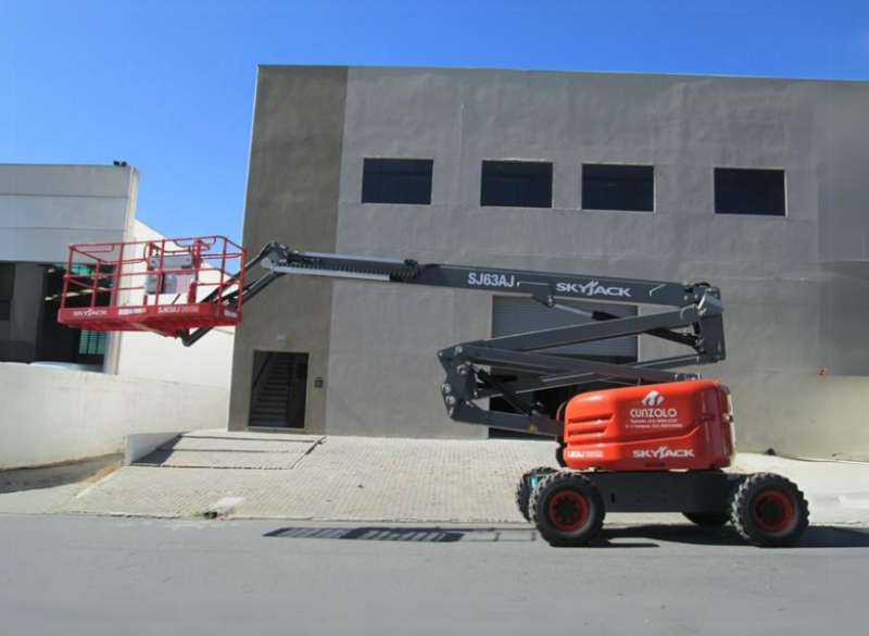 A Skyjack SJ 63AJ � uma plataforma elevat�ria com lan�a articulada que possui 360� de rota��o cont�nua da torre e capacidade de subida de 45%. � uma plataforma articulada muito segura pois possui controle de leitura de deslocamento, dire��o sens�vel e alarme para qualquer movimenta��o. Sua capacidade total de eleva��o � 227 kg com grande manobrabilidade da lan�a articulada.