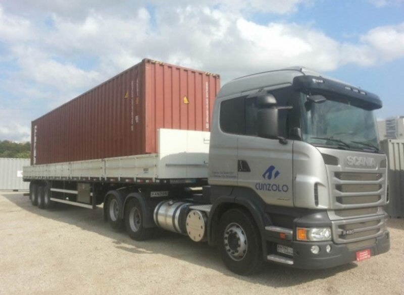 Carreta Carga Seca 3 eixos Extensiva - Transporte Pesado e Remoções Industriais É indicada para o transporte de chapas e barras de aço, grandes máquinas e peças. Sua capacidade de carga para remoções industriais pode ser alterada com o acionamento da extensão, chegando a até 20 metros de comprimento.
