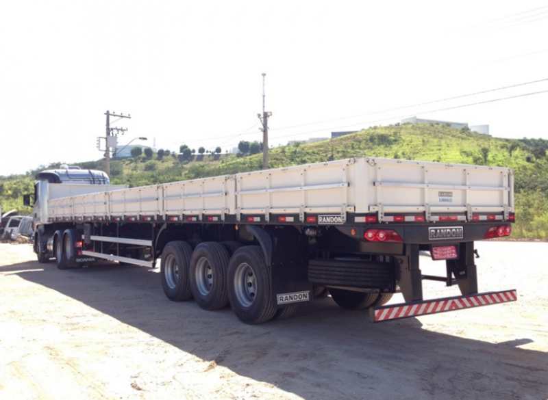 Carreta Carga Seca 3 eixos Extensiva - Transporte Pesado e Remoções Industriais É indicada para o transporte de chapas e barras de aço, grandes máquinas e peças. Sua capacidade de carga para remoções industriais pode ser alterada com o acionamento da extensão, chegando a até 20 metros de comprimento.