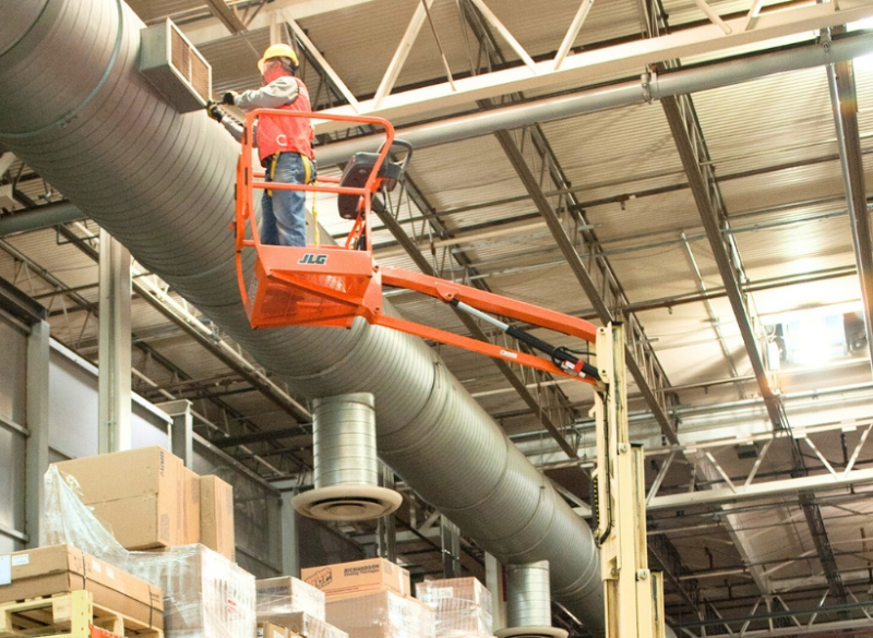 A Plataforma Mastro Telesc�pico JLG T26E Toucan permite um alcance maior sobre obst�culos em espa�os mais apertados, sem marcar pisos.