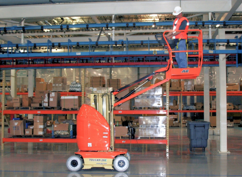 A Plataforma Mastro Telesc�pico JLG T26E Toucan permite um alcance maior sobre obst�culos em espa�os mais apertados, sem marcar pisos.
