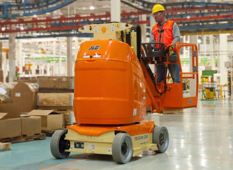A Plataforma Mastro Telesc�pico JLG T26E Toucan permite um alcance maior sobre obst�culos em espa�os mais apertados, sem marcar pisos.