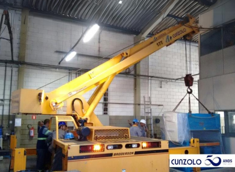 Remoção Industrial com Guindaste em Campinas -SP Equipe de Remoção Industrial em Ação na cidade de Campinas-SP. O transporte de máquina em local de espaço restrito e de difícil acesso foi realizado com o Guindaste Industrial Broderson IC-250.