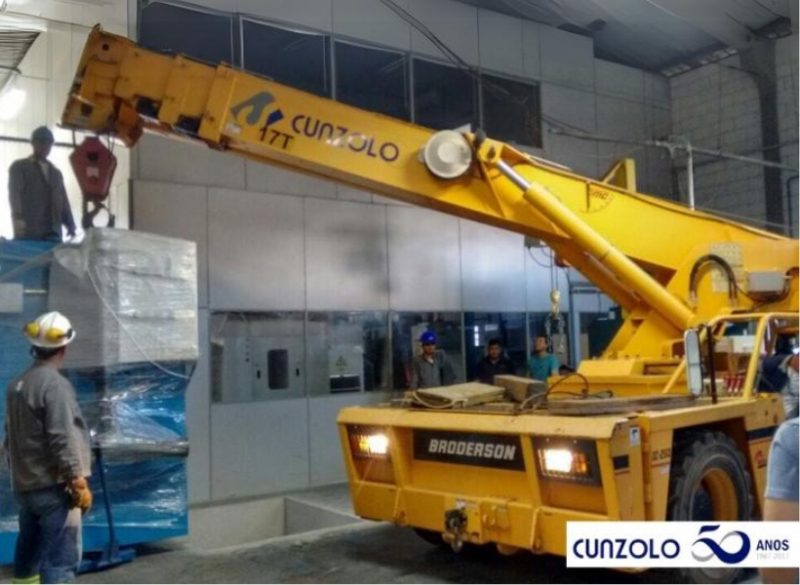 Remoção Industrial com Guindaste em Campinas -SP Equipe de Remoção Industrial em Ação na cidade de Campinas-SP. O transporte de máquina em local de espaço restrito e de difícil acesso foi realizado com o Guindaste Industrial Broderson IC-250.