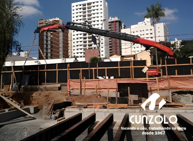 A equipe da Cunzolo realizou a montagem de vigas da ponte de retorno da Avenida Orozimbo Maia, em Campinas-SP.