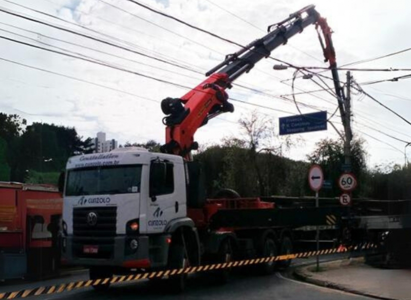 A equipe da Cunzolo realizou a montagem de vigas da ponte de retorno da Avenida Orozimbo Maia, em Campinas-SP.