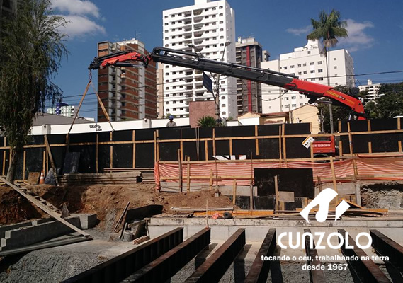 A equipe da Cunzolo realizou a montagem de vigas da ponte de retorno da Avenida Orozimbo Maia, em Campinas-SP.