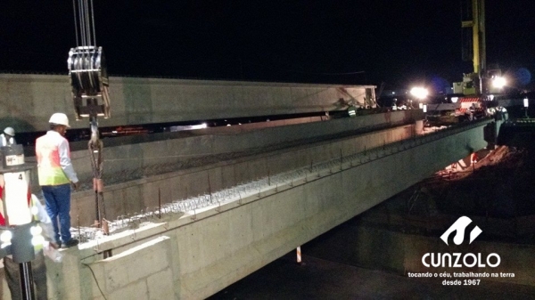 Transporte de Vigas na Duplica��o da Rodovia Anhanguera (km 135) - Dois Dollys ficaram respons�veis pelo transporte das vigas e o carregamento e transporte foi realizado por dois guindastes de 100 toneladas, um LTM1100 e um GMK5110.
