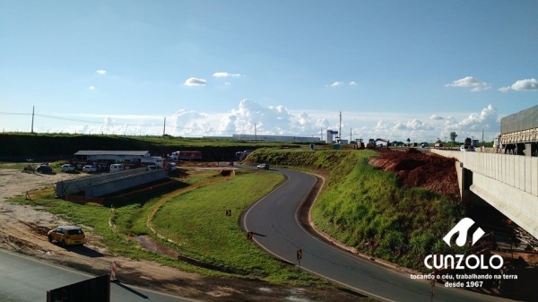 Transporte de Vigas na Duplica��o da Rodovia Anhanguera (km 135) - Dois Dollys ficaram respons�veis pelo transporte das vigas e o carregamento e transporte foi realizado por dois guindastes de 100 toneladas, um LTM1100 e um GMK5110.