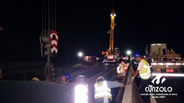 Transporte de Vigas na Duplica��o da Rodovia Anhanguera (km 135) - Dois Dollys ficaram respons�veis pelo transporte das vigas e o carregamento e transporte foi realizado por dois guindastes de 100 toneladas, um LTM1100 e um GMK5110.