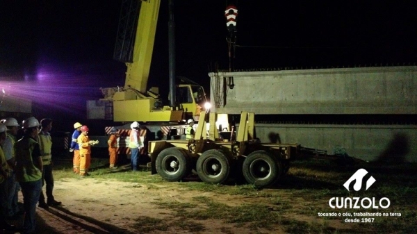 Transporte de Vigas na Duplica��o da Rodovia Anhanguera (km 135) - Dois Dollys ficaram respons�veis pelo transporte das vigas e o carregamento e transporte foi realizado por dois guindastes de 100 toneladas, um LTM1100 e um GMK5110.