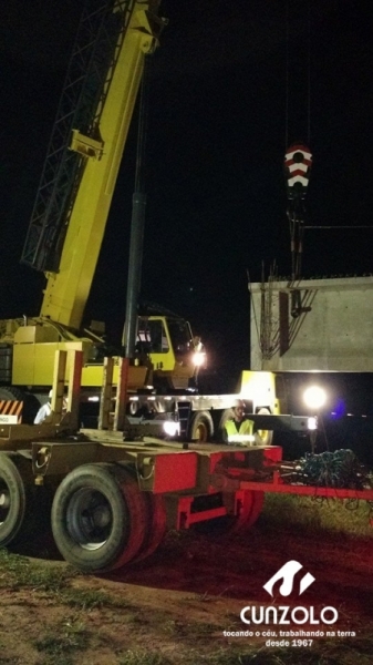 Transporte de Vigas na Duplica��o da Rodovia Anhanguera (km 135) - Dois Dollys ficaram respons�veis pelo transporte das vigas e o carregamento e transporte foi realizado por dois guindastes de 100 toneladas, um LTM1100 e um GMK5110.