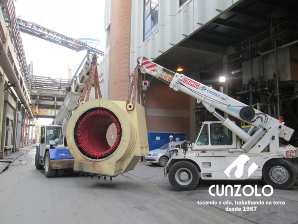 Içamento de Rotor com Guindaste Industrial em Jacareí - SP A Cunzolo realizou o içamento de um rotor com diâmetro de 3,20 metros, e peso de 20 toneladas e um estator com 4,5 metros de comprimento,1,20 de diâmetro e peso de 15 toneladas.